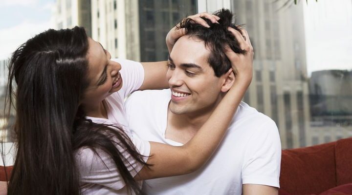 Как осознать, что мужик в тебя влюблен: 9 укрытых признаков